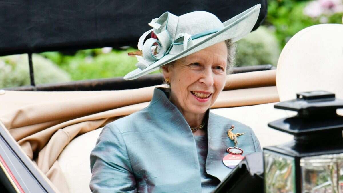 La principessa Anna al Royal Ascot 2023: niente più divisa, ora è bon-ton col completo verde acqua