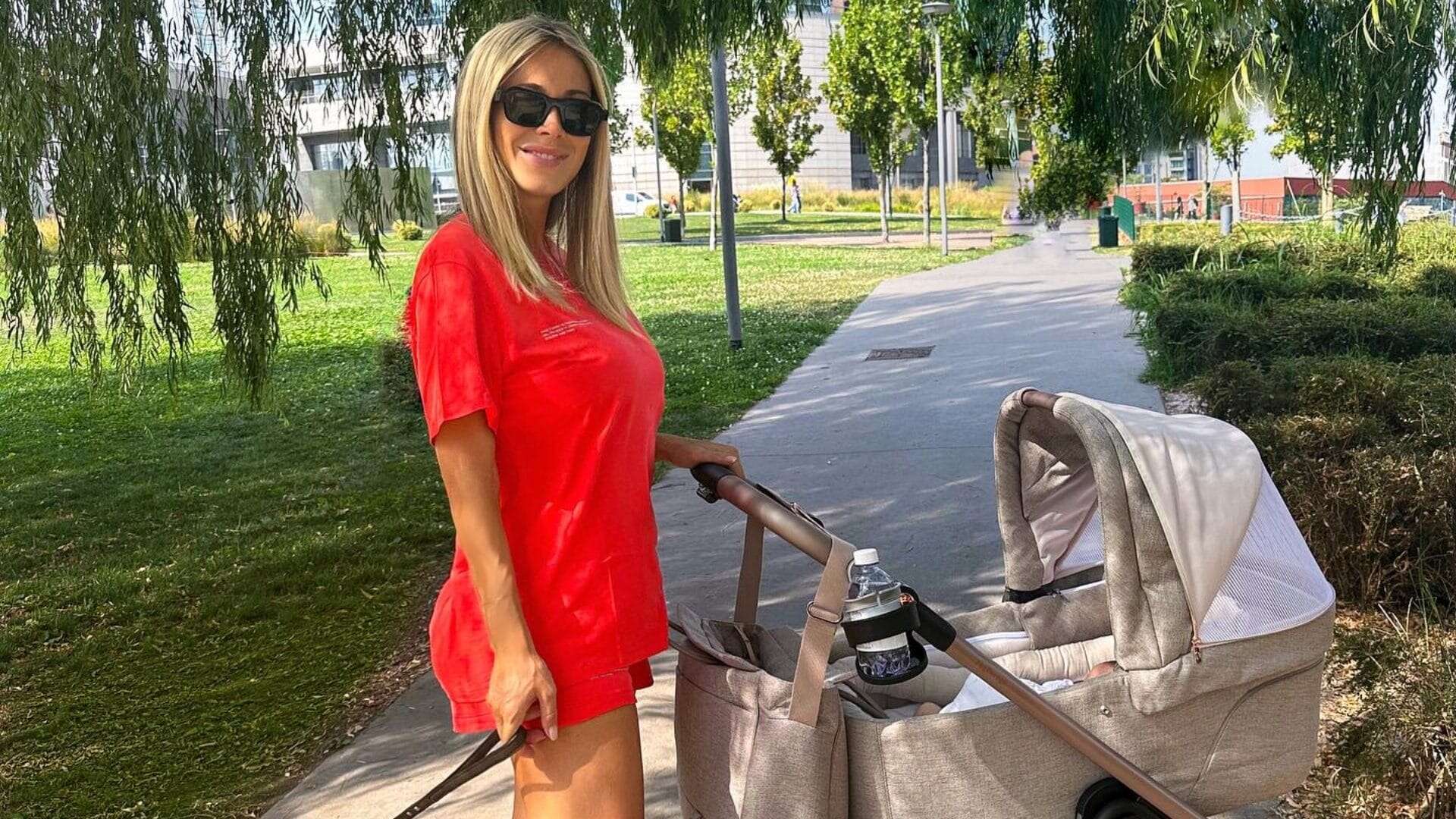 Diletta Leotta neomamma in rosso: in tuta e ciabatte per la passeggiata con Aria