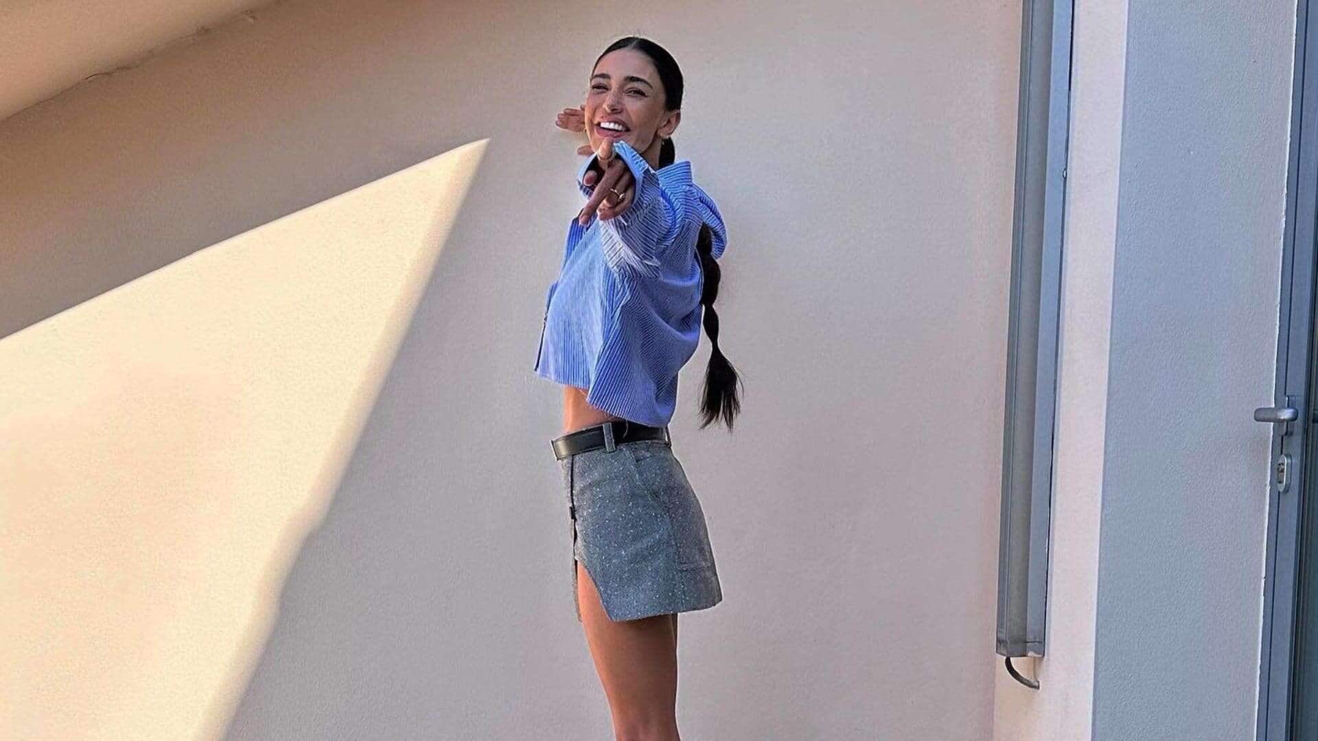 Belén Rodriguez in minigonna e mocassini: il look “back to school” da imitare in autunno