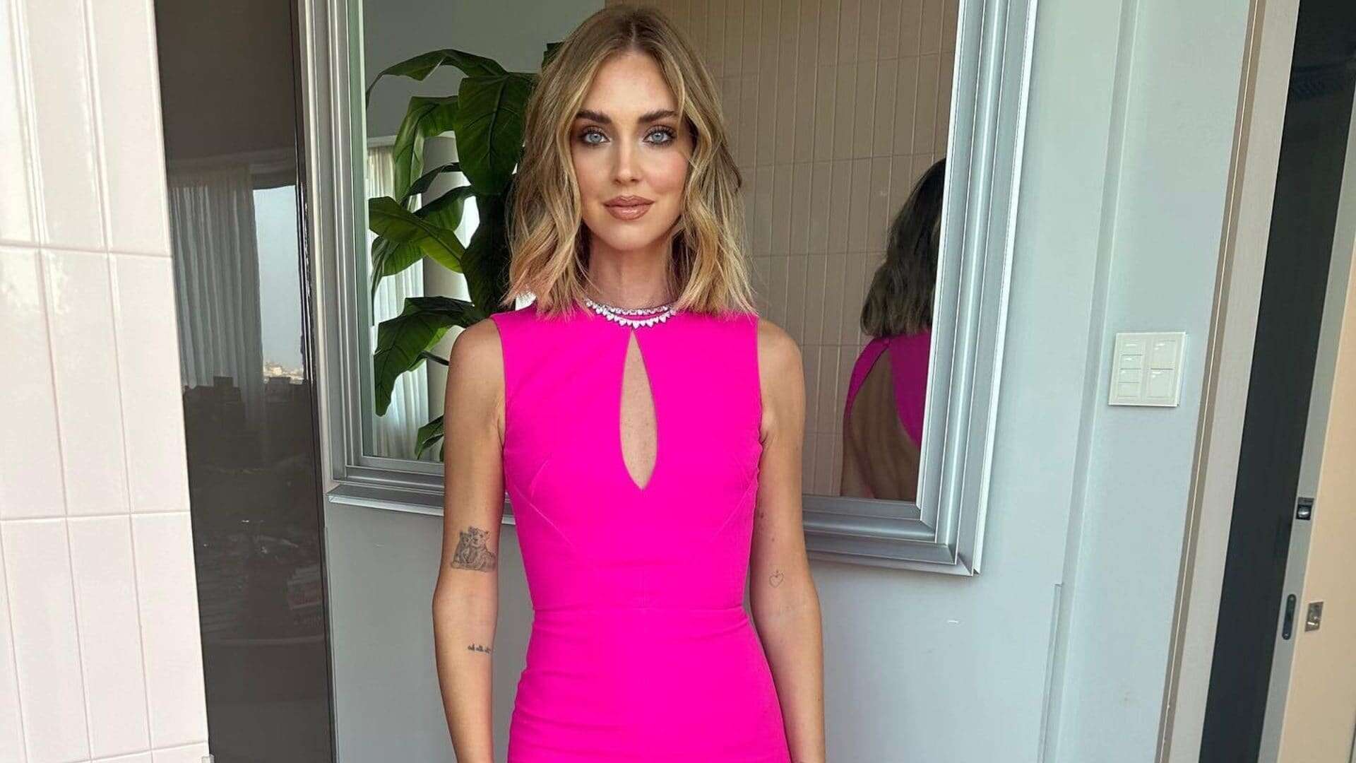 Chiara Ferragni in fucsia dopo il rientro a casa: posa come una diva in abito da sera e tacchi