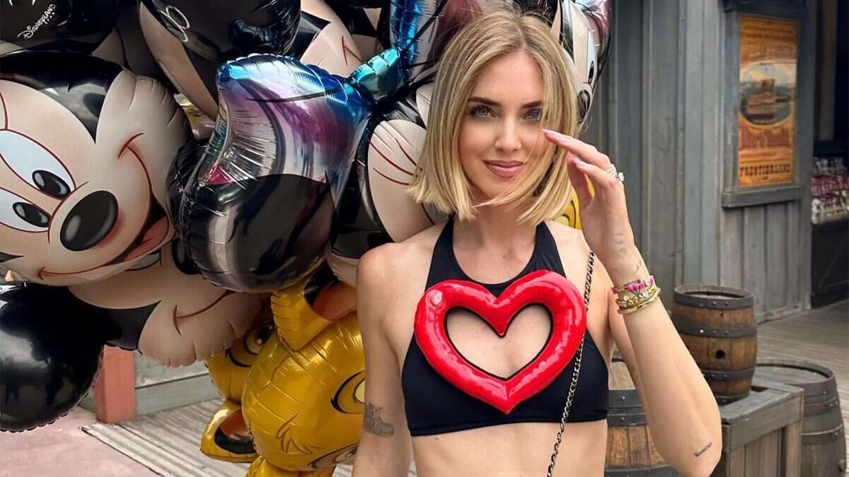 Chiara Ferragni indossa un ‘salvagente’: l’originale top con il cuore sul seno