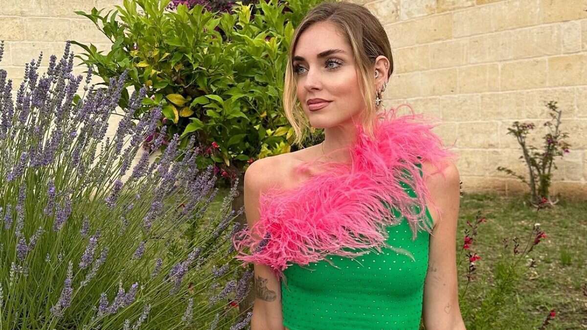 Chiara Ferragni con il top di piume a Battiti Live: è in prima fila per Fedez