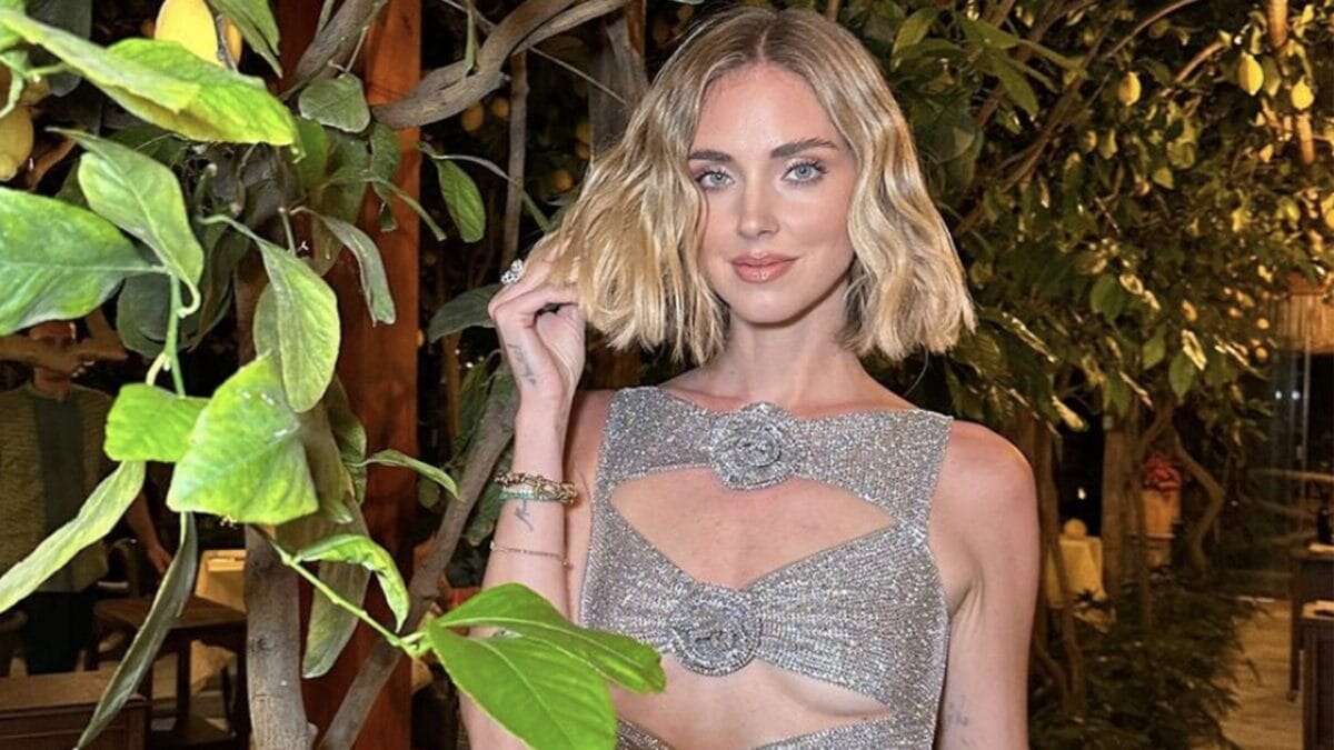 Chiara Ferragni tra rose e cristalli, il top scintillante costa oltre 1000 euro