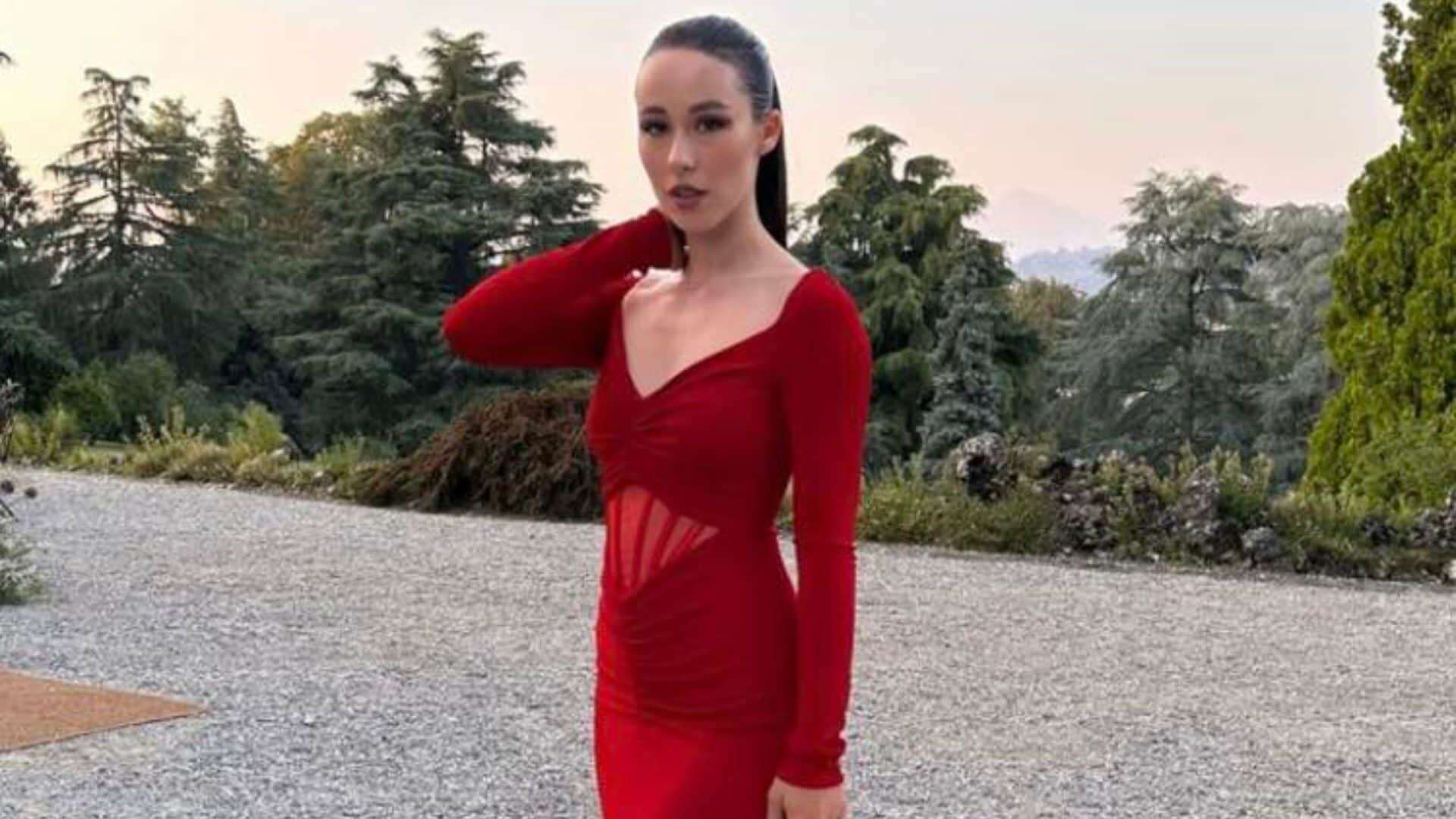 Aurora Ramazzotti al matrimonio con le amiche: il look da cerimonia è con corsetto e tacchi bassi