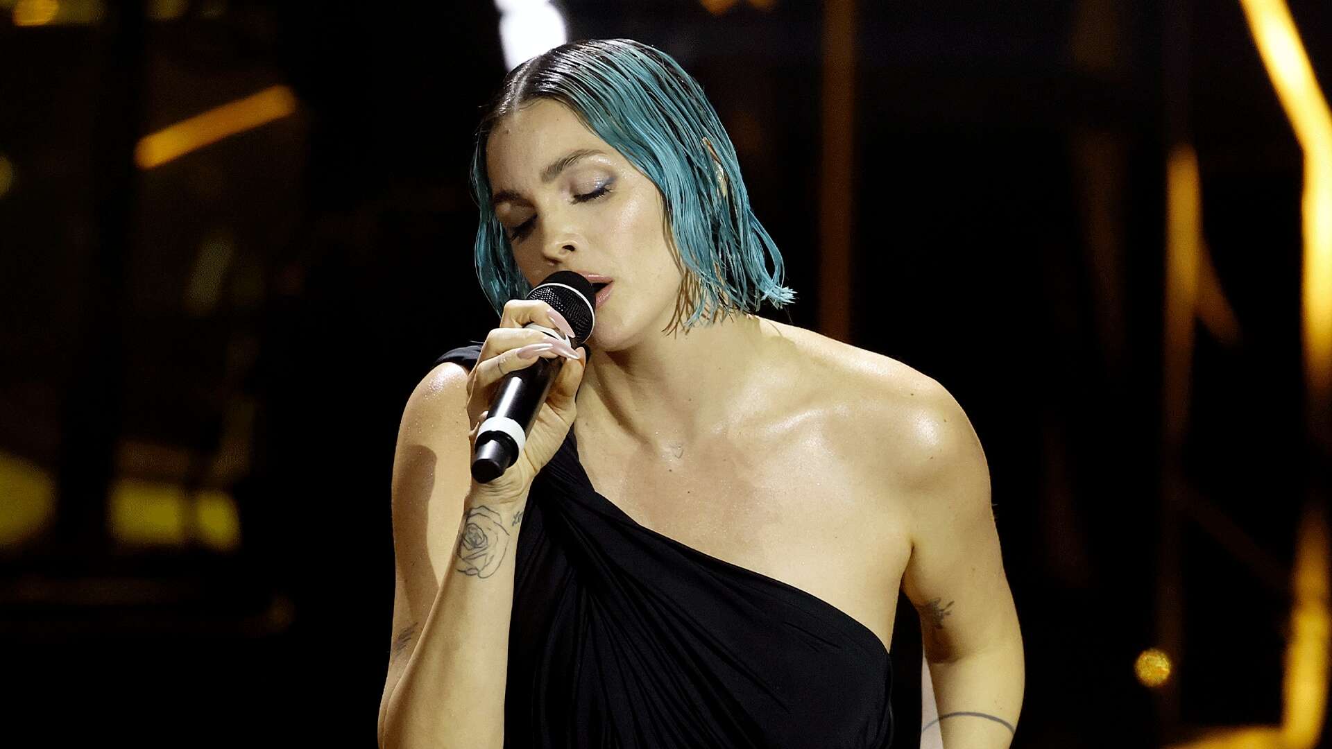 Il wet look conquista il Festival di Sanremo, capelli bagnati per i cantanti sul palco dell’Ariston