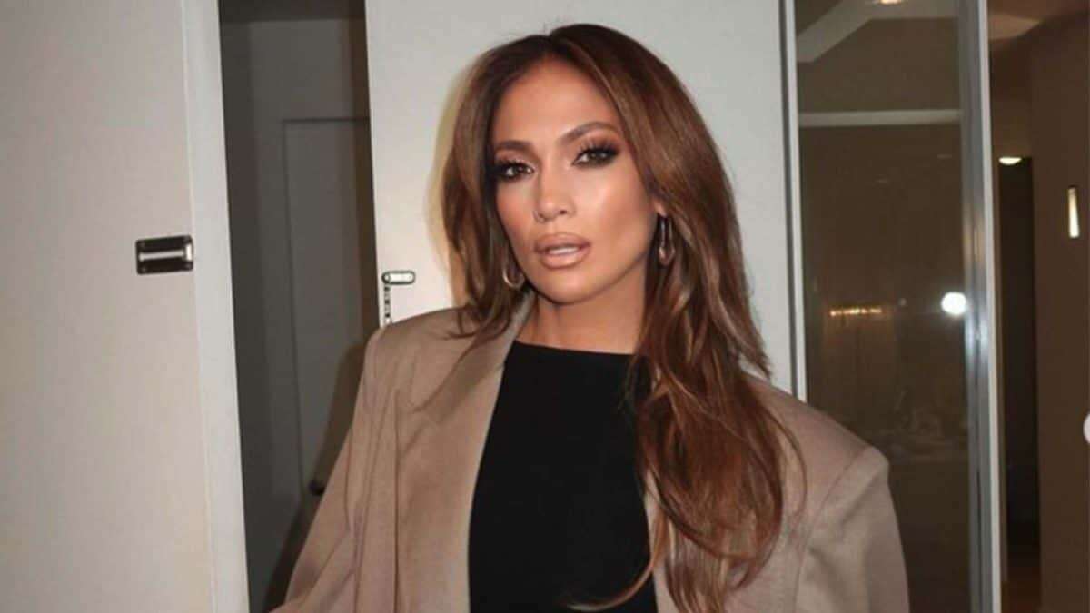 Jennifer Lopez, gli auguri romantici a Ben Affleck: sulla T-shirt c’è una poesia d’amore