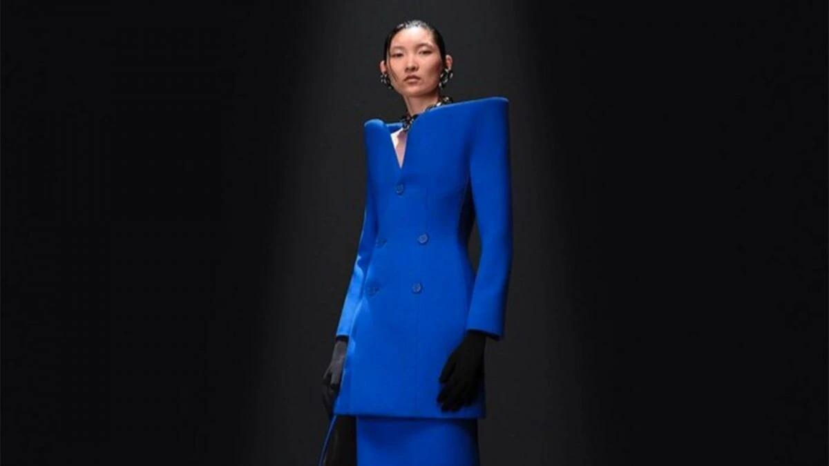Balenciaga infrange il segreto dell’Haute Couture e pubblica i prezzi: 100mila euro per un vestito