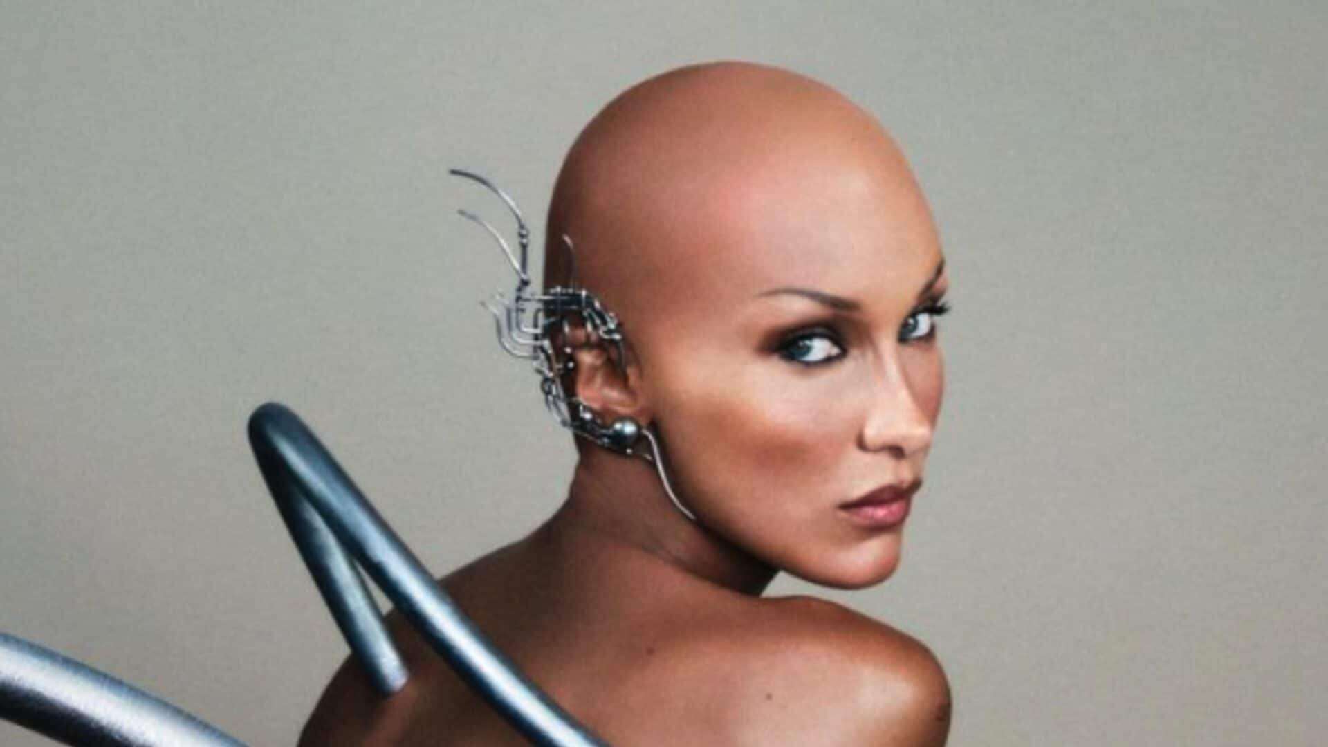 Bella Hadid la trasformazione in un cyborg: è irriconoscibile con i capelli rasati