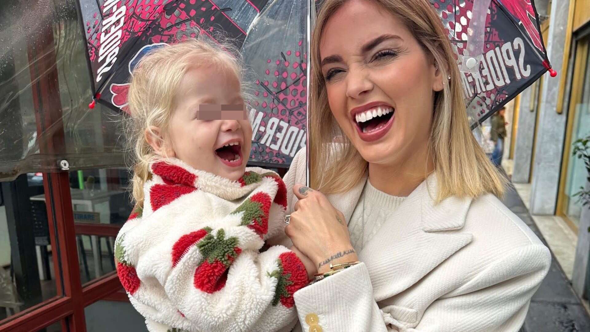 Vittoria Lucia Ferragni è pronta per l’inverno: col cappotto peloso “alla frutta” è adorabile