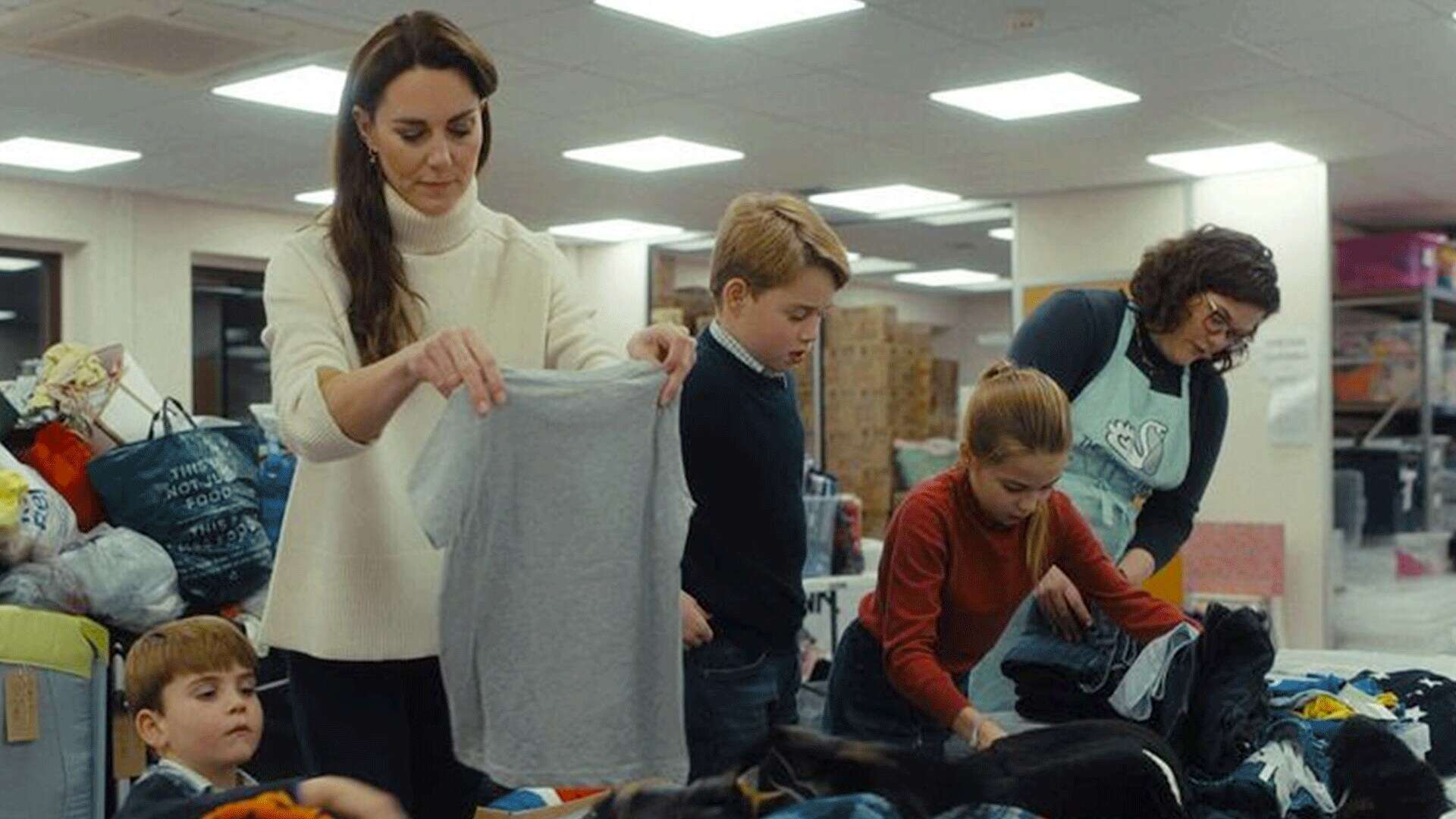 Kate Middleton distribuisce regali con George, Charlotte e Louis: indossa orecchini low cost da 10 euro