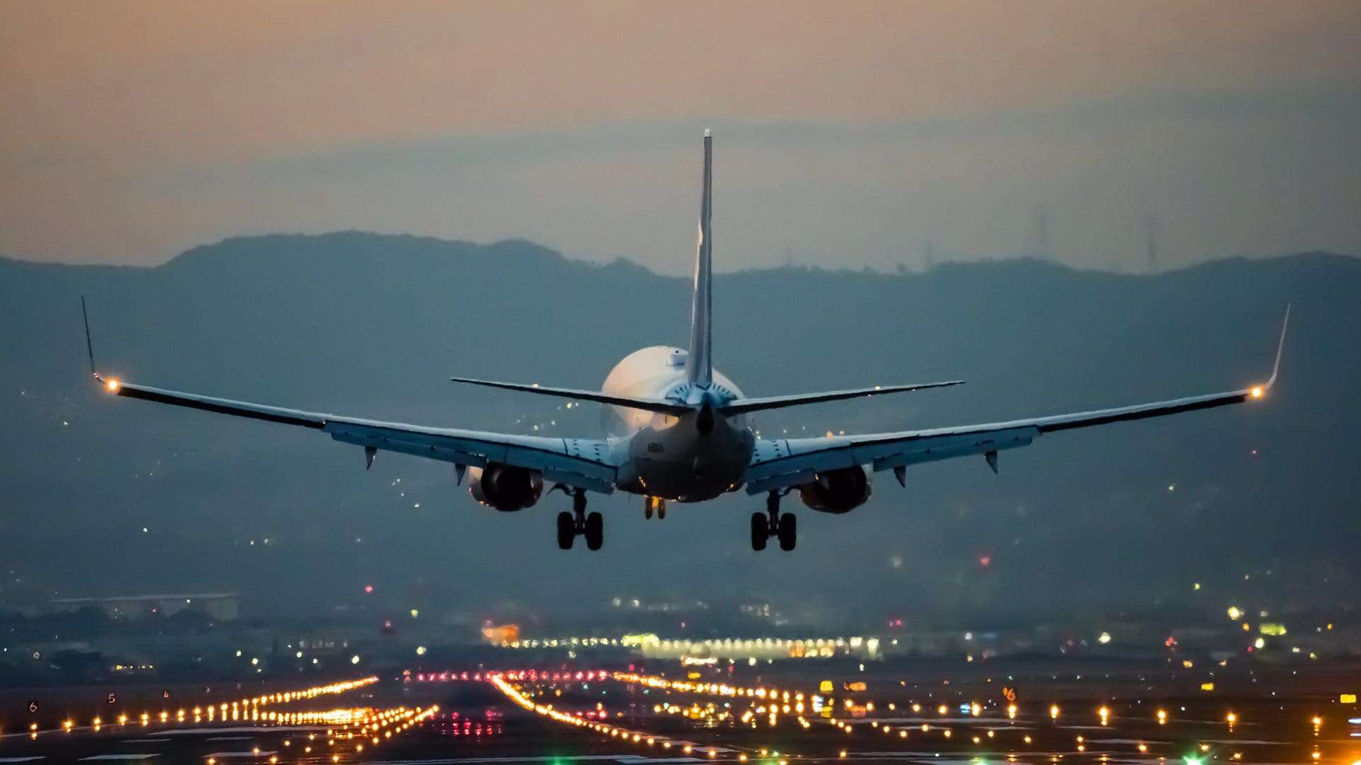 Le sei regole per sopravvivere ai viaggi in aereo di notte (senza litigare con i compagni di volo)