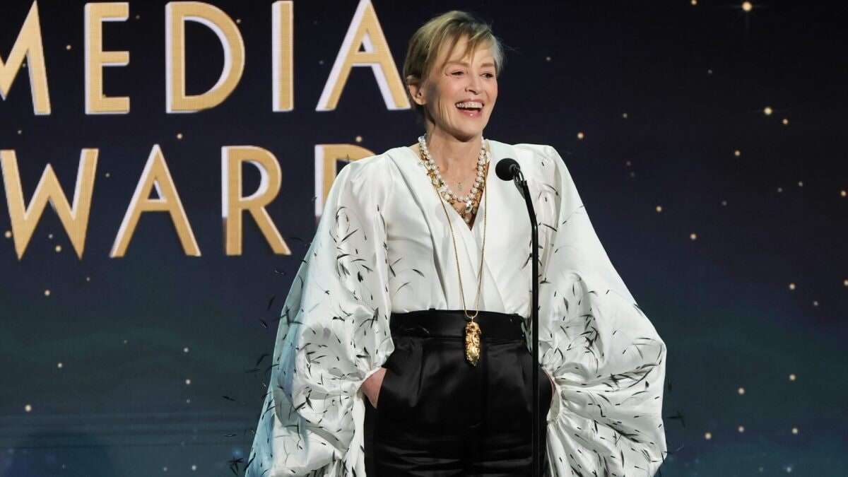 Sharon Stone in pantaloni è la regina del red carpet: la sua camicia si trasforma in mantello