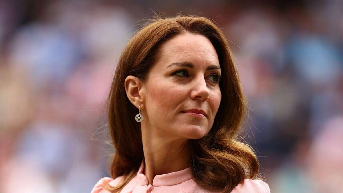 Kate Middleton non resiste al rosa Barbie, d’estate è romantica con l’abito bon ton