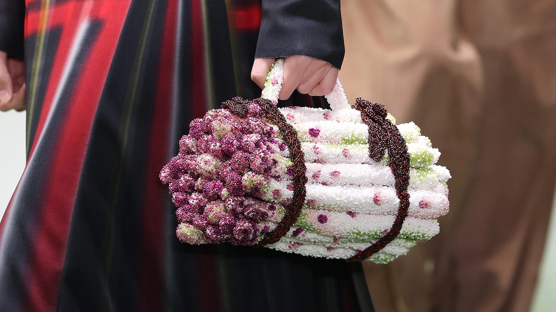 Loewe tra stampe floreali e borse a forma di verdura: i 5 oggetti più assurdi visti in passerella