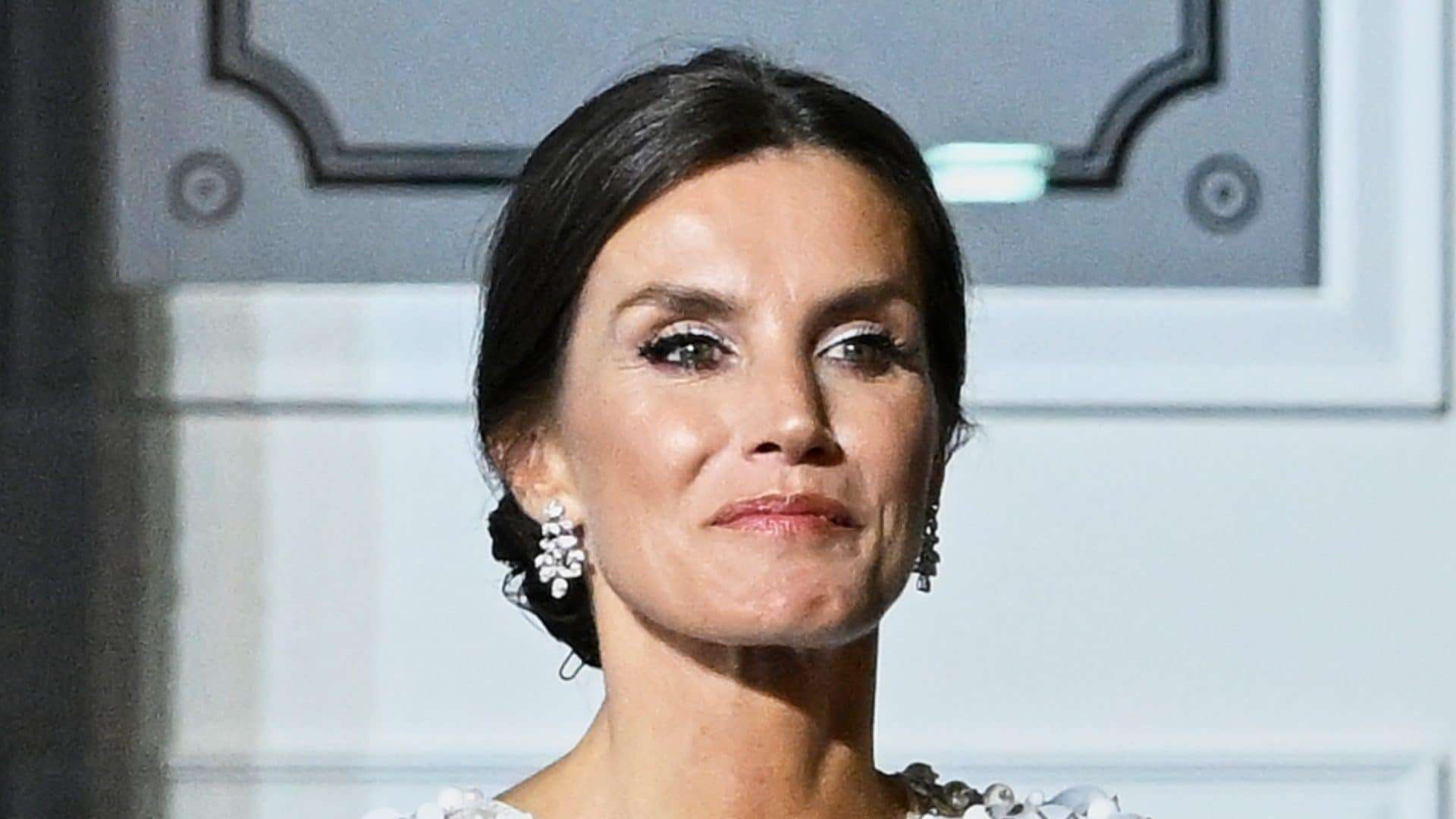 Letizia di Spagna è chic in total black: il tailleur da avere in inverno è quello di velluto