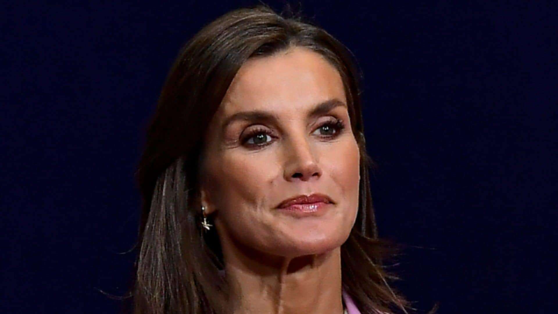 Letizia di Spagna prima di Natale si veste ancora di rosso: è chic in abito lungo e stivali