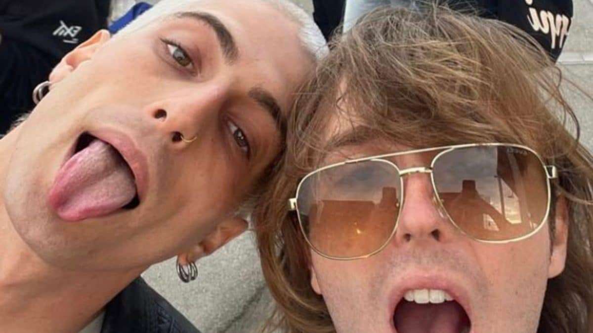 Damiano David torna sul palco con i Maneskin: si rasa i capelli e li tinge di bianco