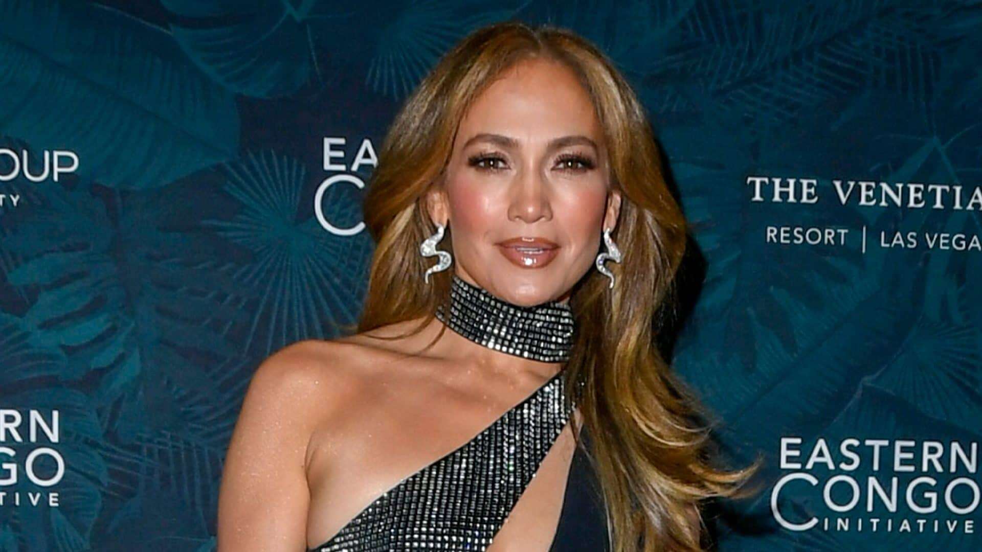 Jennifer Lopez infiamma il red carpet con l’abito tagliato e il maxi spacco