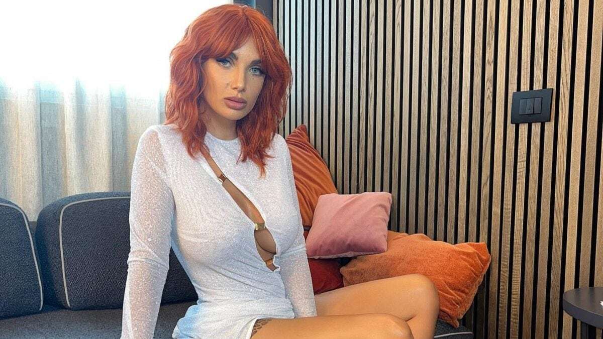 Elettra Lamborghini coi capelli rossi, chiede consigli ai fan sul cambio look: “Tingo o non tingo?”