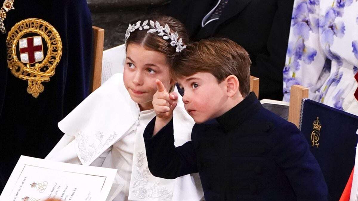 Charlotte “imita” Kate Middleton, Louis coi pantaloni lunghi: i principini all’incoronazione di Carlo