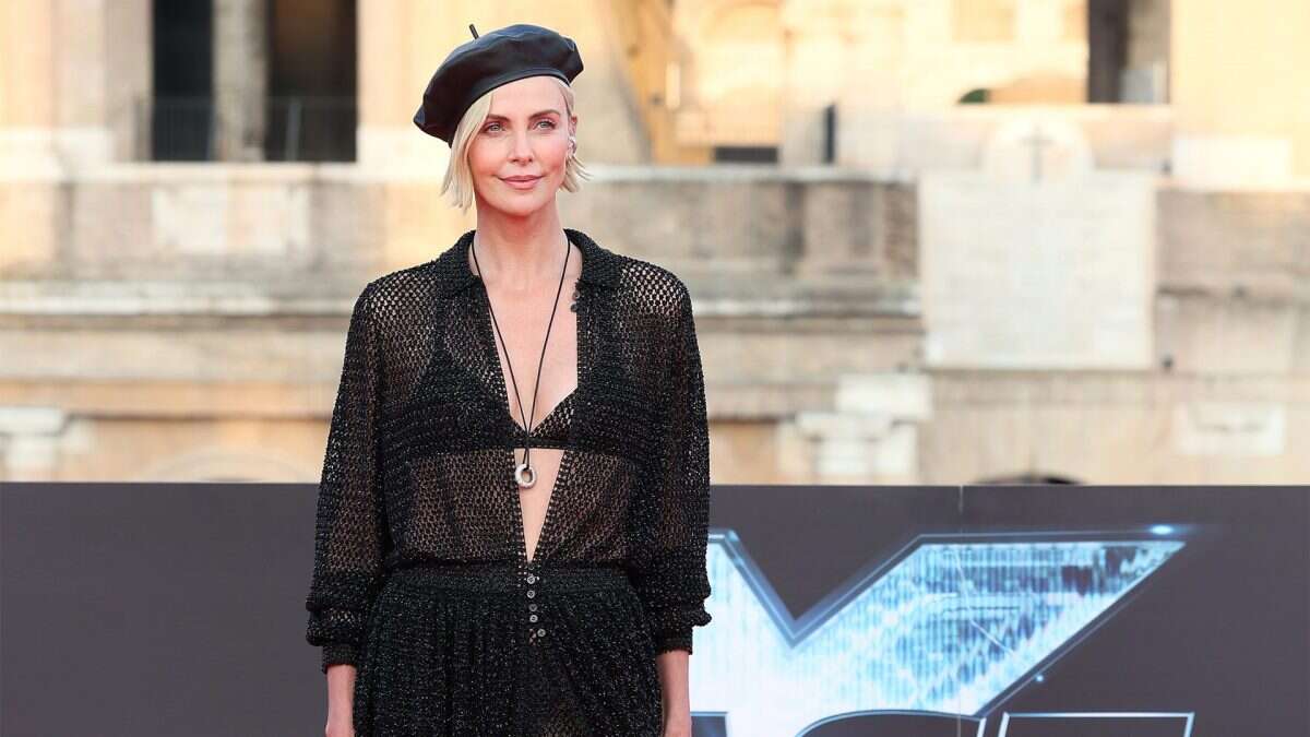 Charlize Theron conquista Roma: alla prima di Fast X sfila con abito vestaglia e reggiseno