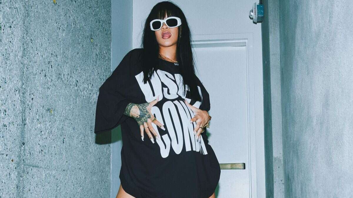 Rihanna mostra il pancione con la t-shirt manifesto: “Usate i preservativi”