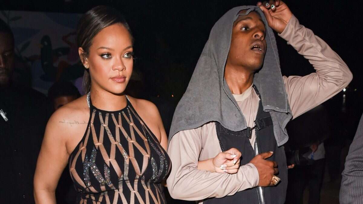 Rihanna con l’abito trasparente in gravidanza: esalta il pancione col micro bikini di paillettes