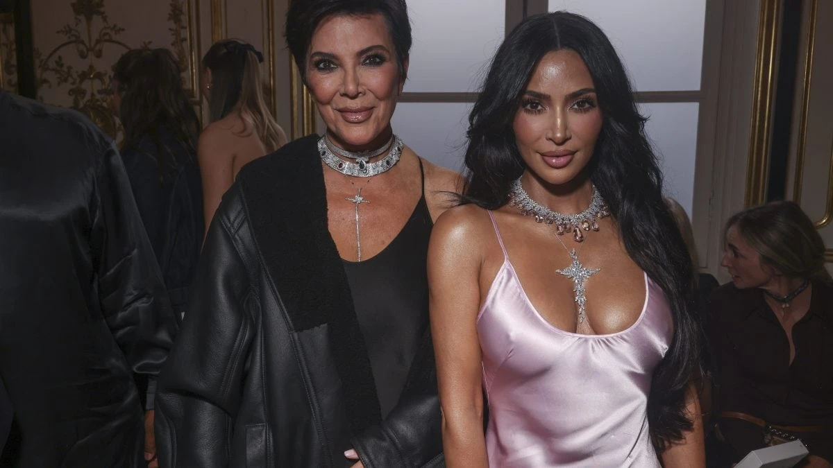 Kim Kardashian e Kris Jenner con i look gemelli: abiti uguali (e gioielli milionari) alle sfilate di Parigi