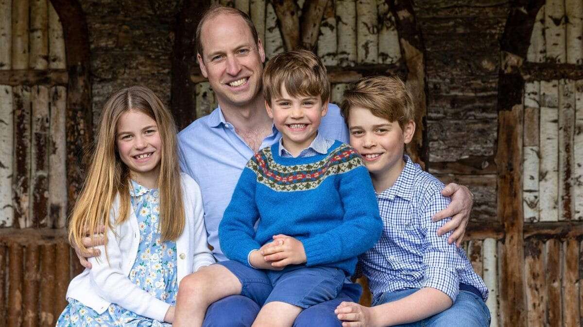 La nuova foto di George, Louis e Charlotte: tutti vestiti di celeste per festeggiare papà William