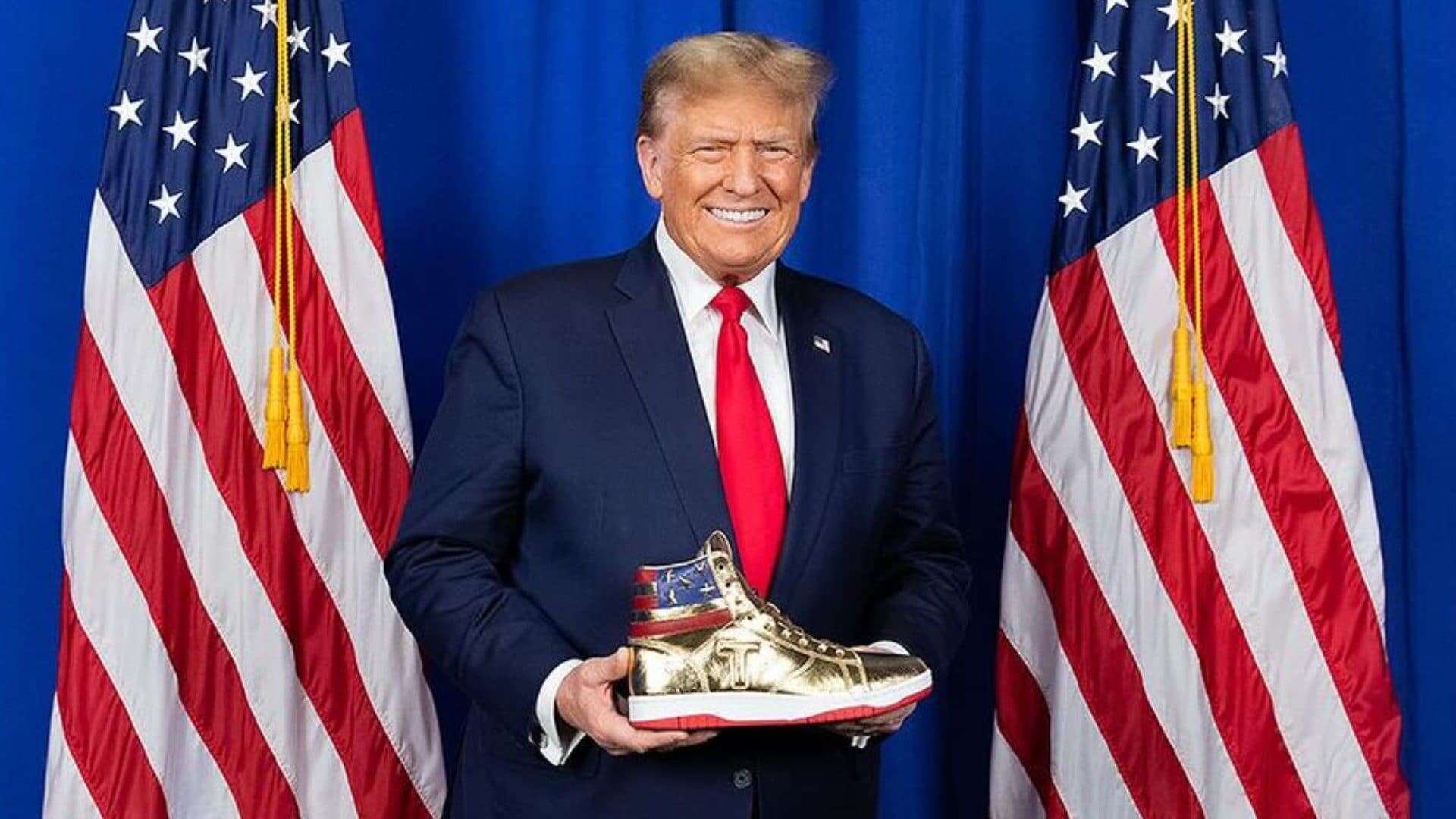 Donald Trump presenta la sua collezione di sneakers dorate: quanto costano le scarpe già sold out