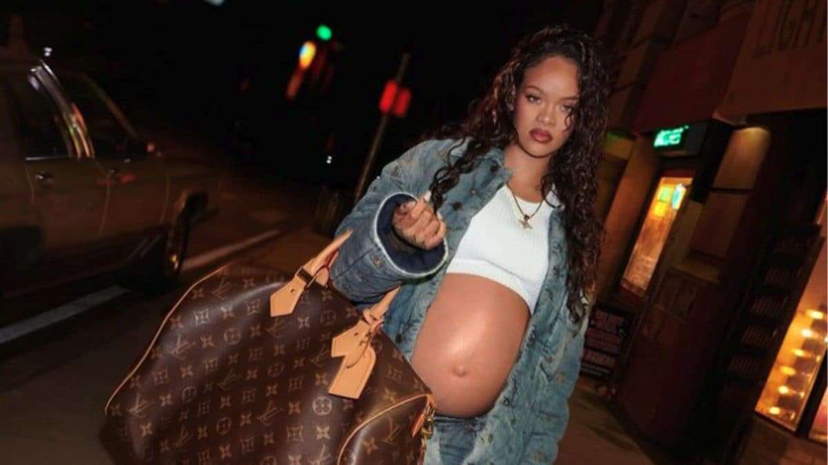 Rihanna vicina al parto: mostra il pancione coi jeans slacciati e il crop top