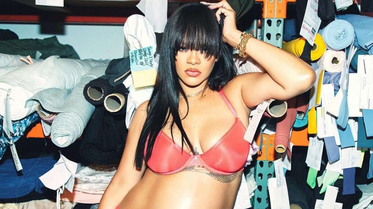 Rihanna col pancione in intimo e tacchi: in gravidanza è regina di sensualità col completino corallo