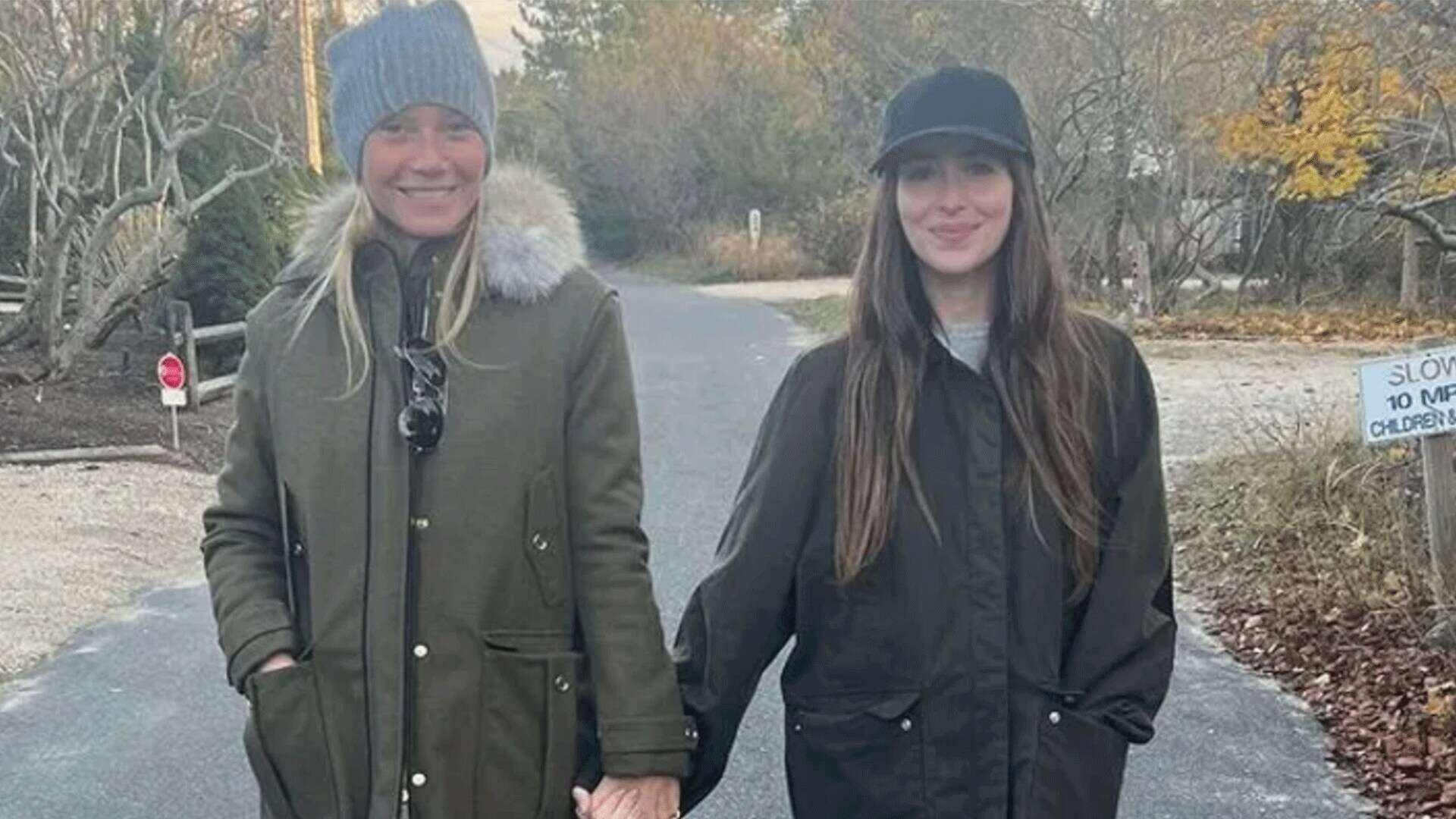 Gwyneth Paltrow e Dakota Johnson mano nella mano su Instagram, nessuna tensione con la fidanzata dell’ex marito