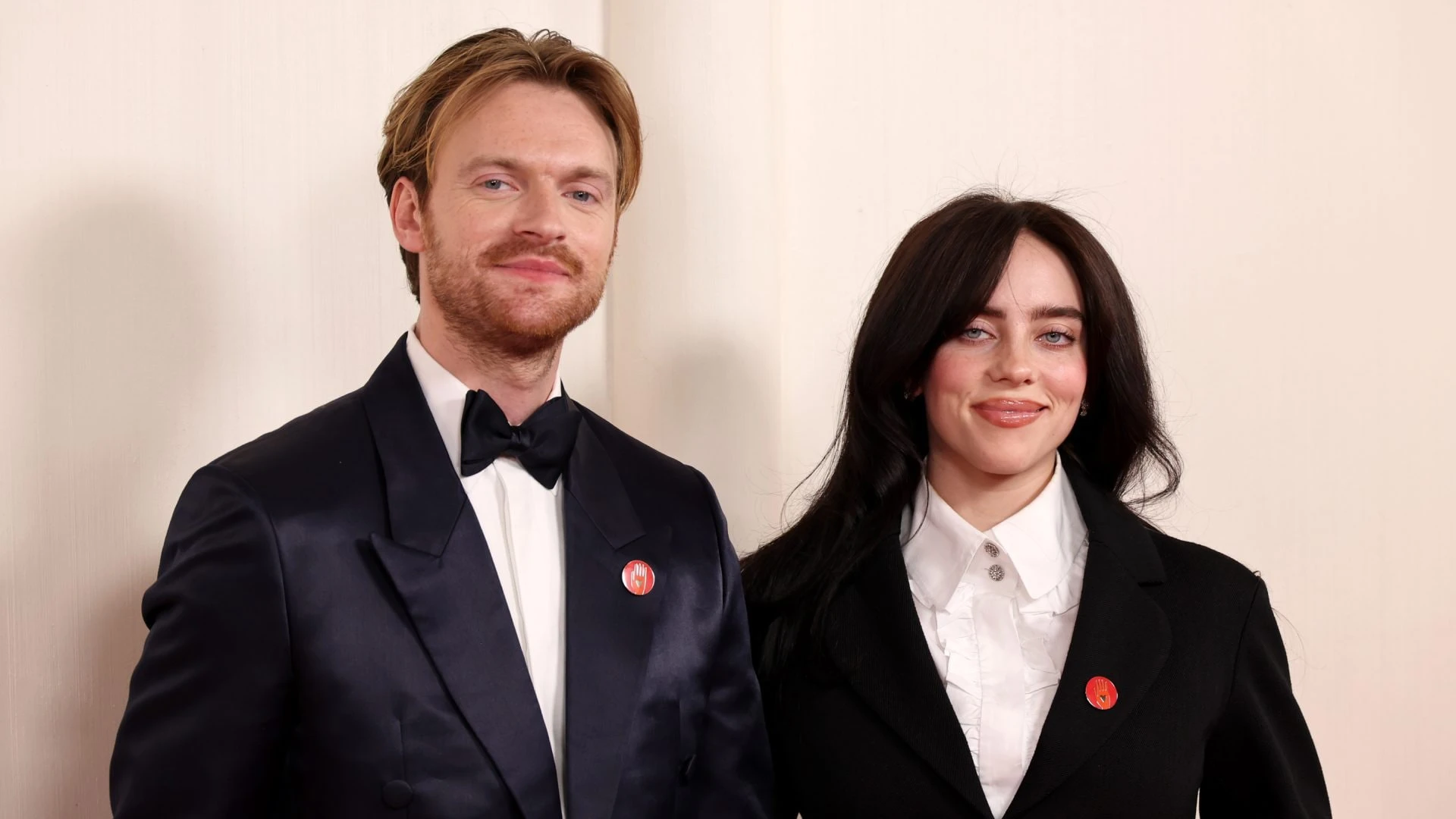 Agli Oscar 2024 si invoca la pace per Gaza: il significato della spilla rossa