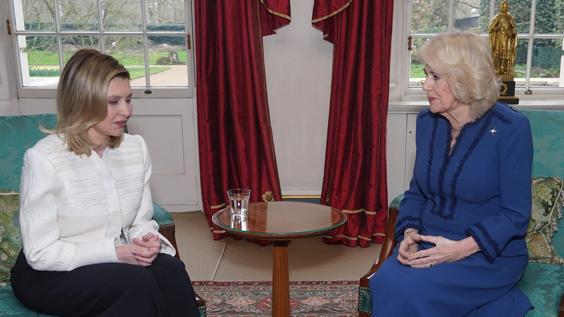 Camilla incontra Olena Zelenska: il messaggio nascosto nella spilla della regina