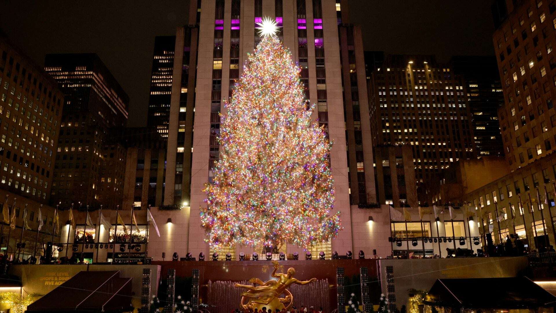 L’accensione dell’albero al Rockefeller Center segna l’inizio del Natale: storia e curiosità della cerimonia