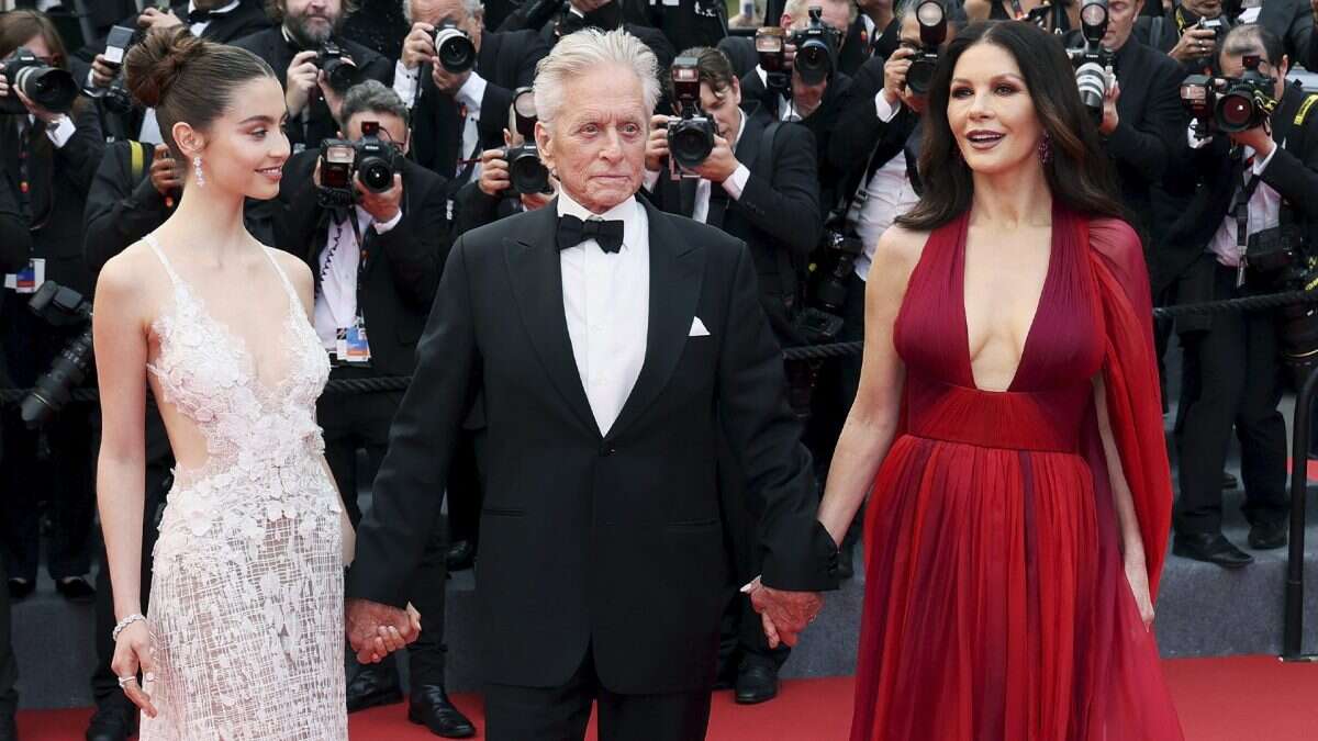 Catherine Zeta Jones, red carpet di famiglia a Cannes con Michael Douglas e la figlia Carys