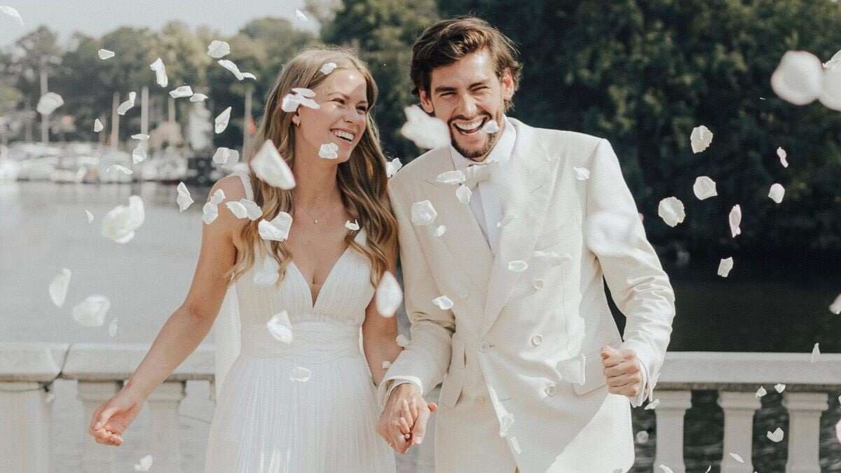 Il matrimonio di Alvaro Soler e Melanie Kroll: gli sposi vestono coordinati in bianco