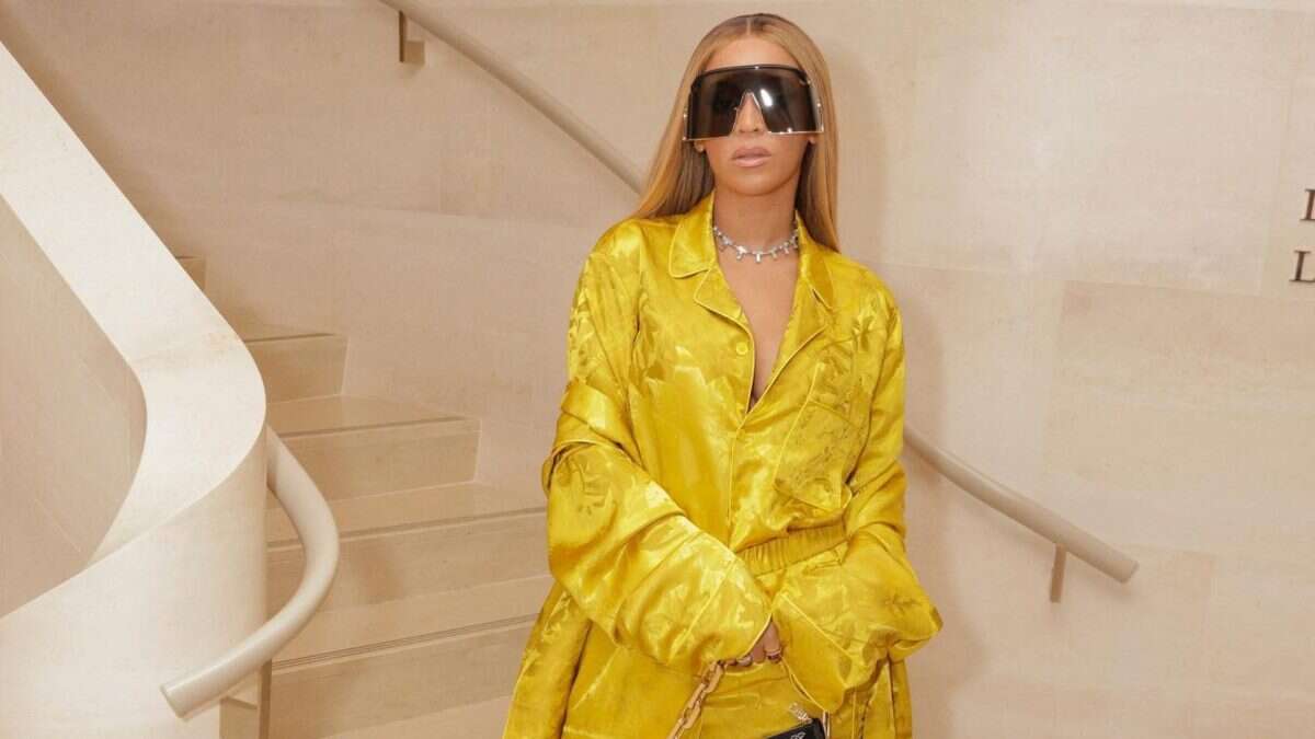 Louis Vuitton, parata di star alla prima sfilata di Pharrell: da Beyoncé in oro a Rihanna col pancione