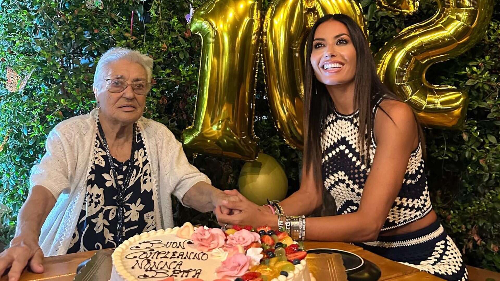 Elisabetta Gregoraci festeggia i 102 anni della nonna: il look crochet è da imitare a fine estate