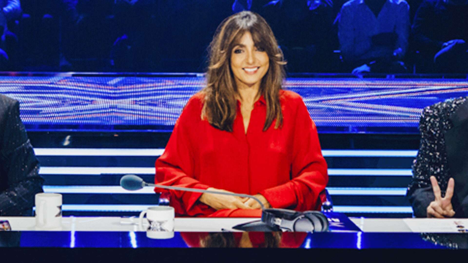 Ambra Angiolini infiamma la prima serata di X-Factor 2023 con l’abito rosso fuoco e il maxi spacco