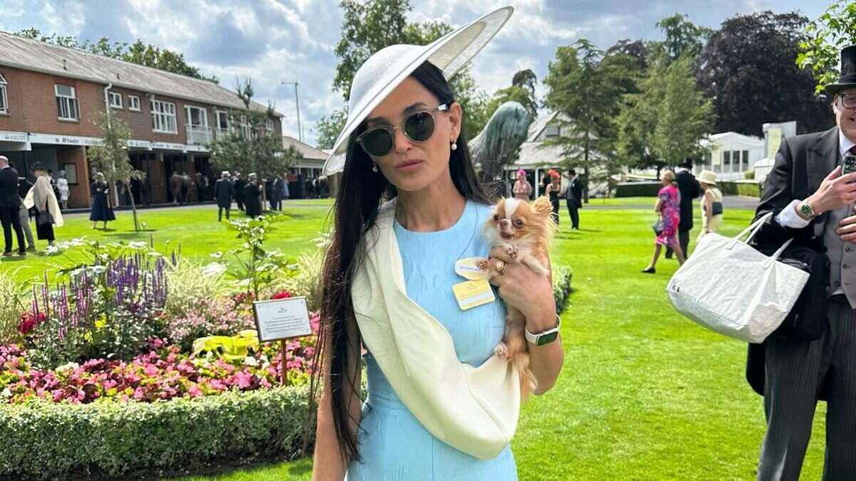 Demi Moore al Royal Ascot 2023: è una lady in azzurro con la borsa griffata