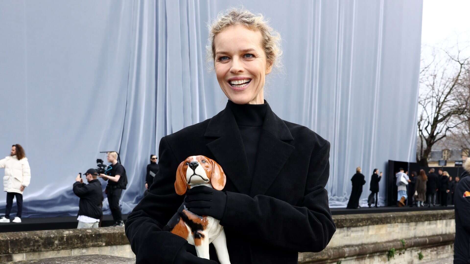 Perché Eva Herzigova ha portato la statua di un cane alla sfilata di Balenciaga