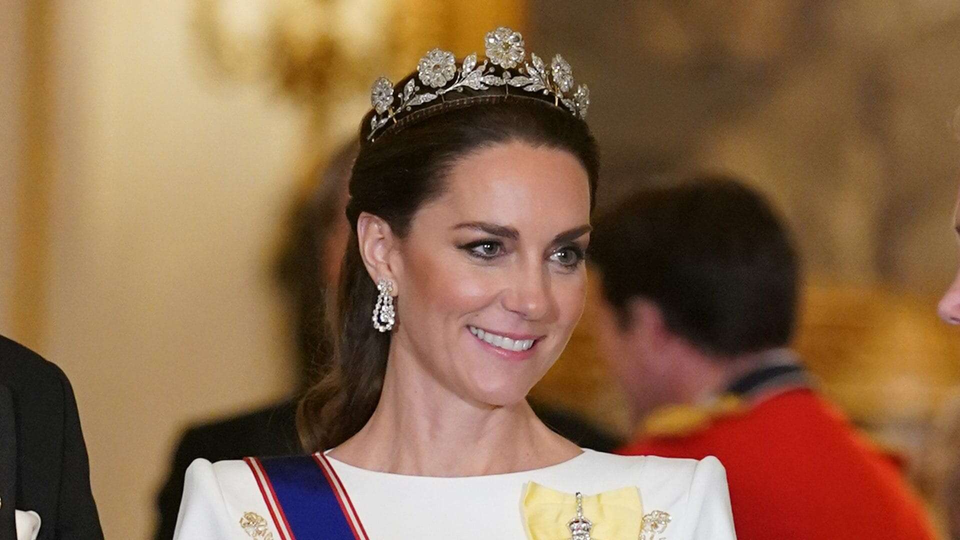 Kate Middleton in bianco illumina il banchetto di Stato: la storia della tiara nascosta per 100 anni