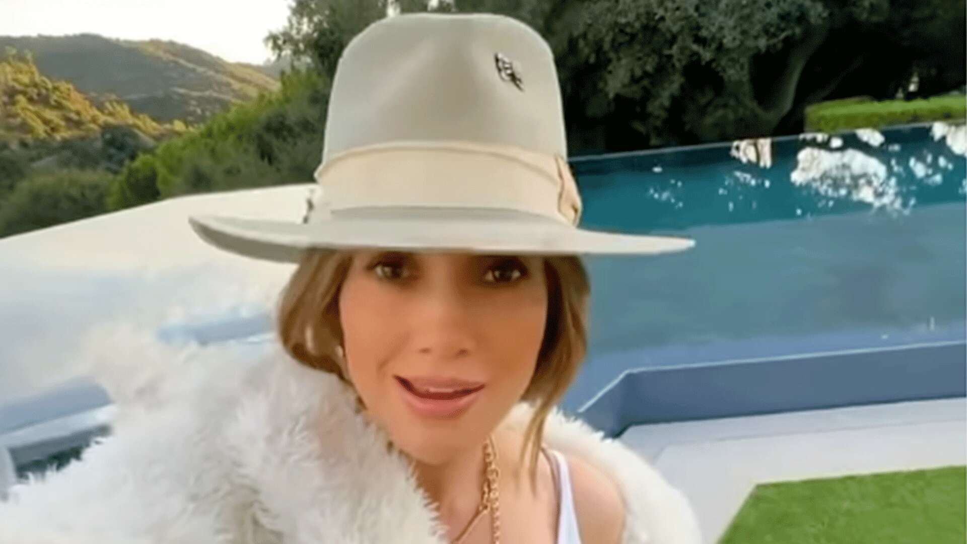 Jennifer Lopez svela la maxi piscina nella sua villa da 56 milioni di euro