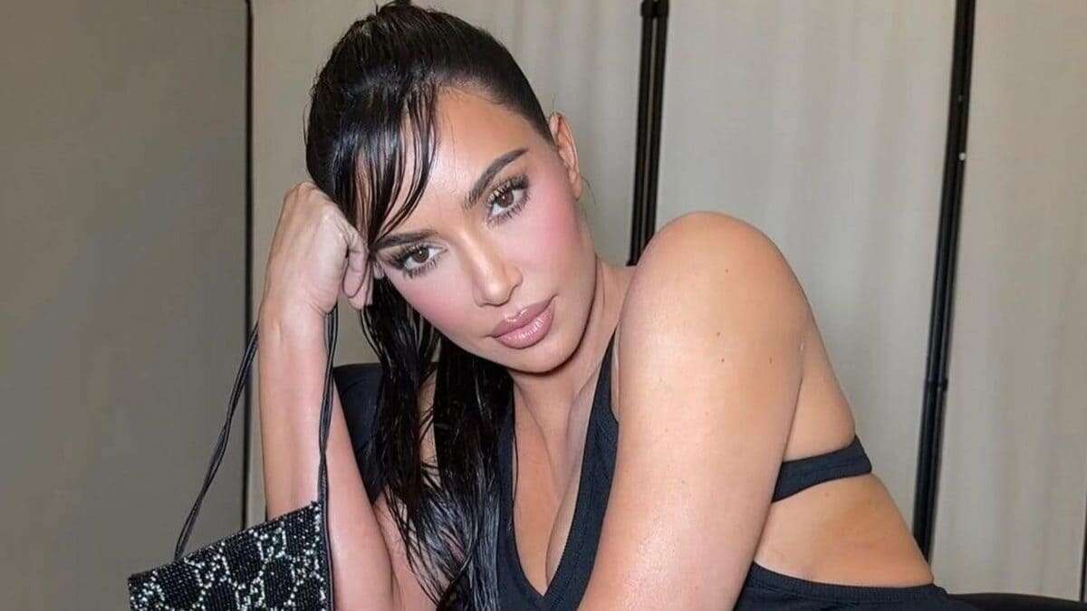 Kim Kardashian col ciuffo laterale e l’abito “effetto tanga”: il nuovo look ispirato agli anni ’90