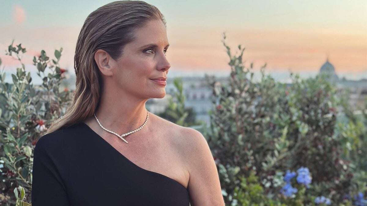 Filippa Lagerback, regina di eleganza a Roma con abito monospalla e capelli effetto bagnato