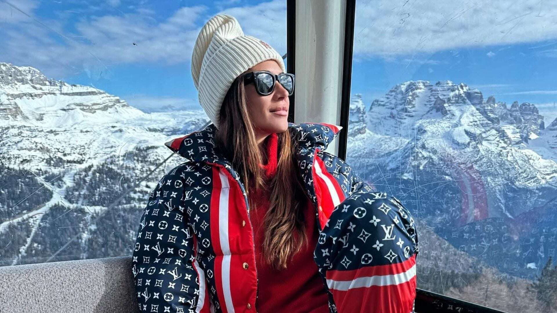 Melissa Satta, relax sulla neve con le amiche: quanto costa la tuta da sci firmata