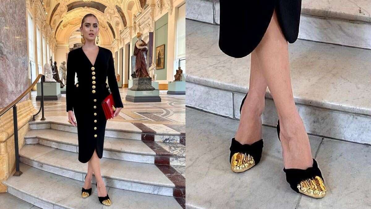 Valentina Ferragni a Parigi con gli accessori scultura: le scarpe hanno le dita dei piedi d’oro