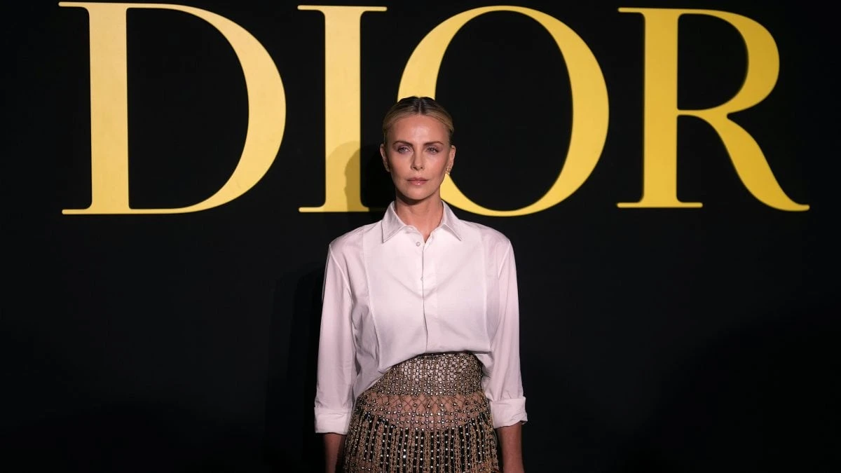 Charlize Theron alle sfilate di Parigi: è regina di sensualità tra trasparenze e cristalli